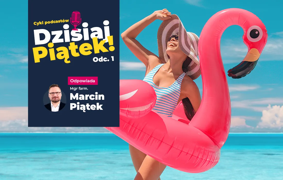 Uśmiechnięta kobieta w kapeluszu przeciwsłonecznym trzyma różowy flaming na plaży. Nakładka: Promo podcastu z udziałem Marcina Piątka na niebieskim tle.