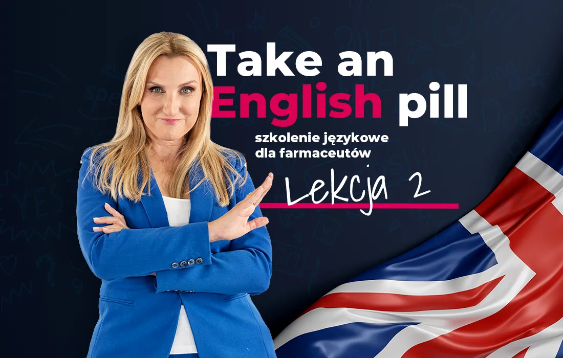 Kobieta w niebieskim blezerze stoi ze złożonymi rękami obok tekstu o kursie języka angielskiego dla farmaceutów, po prawej stronie widnieje fragment flagi Wielkiej Brytanii.