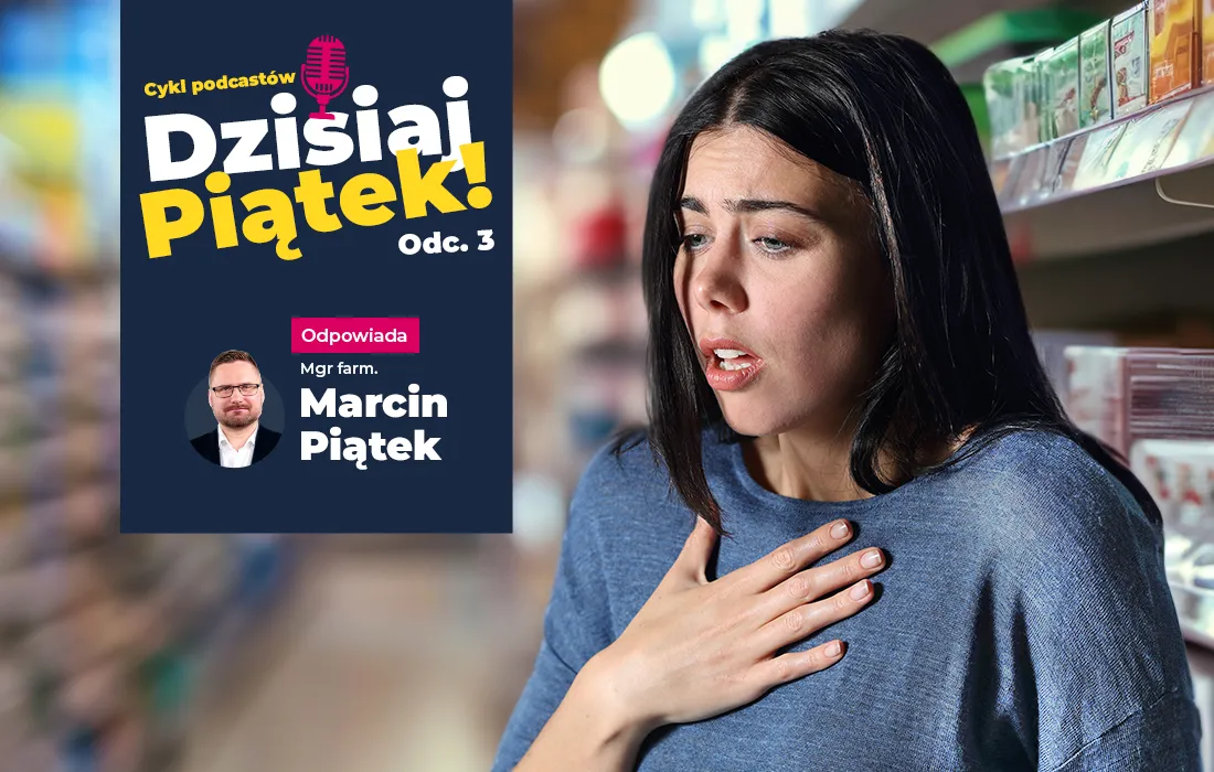 Zmartwiona kobieta dotyka klatki piersiowej w przejściu sklepowym. Obok niej znajduje się reklama podcastu w języku polskim z udziałem Marcina Piątka, odcinek 3 Dzisiaj Piątek!.