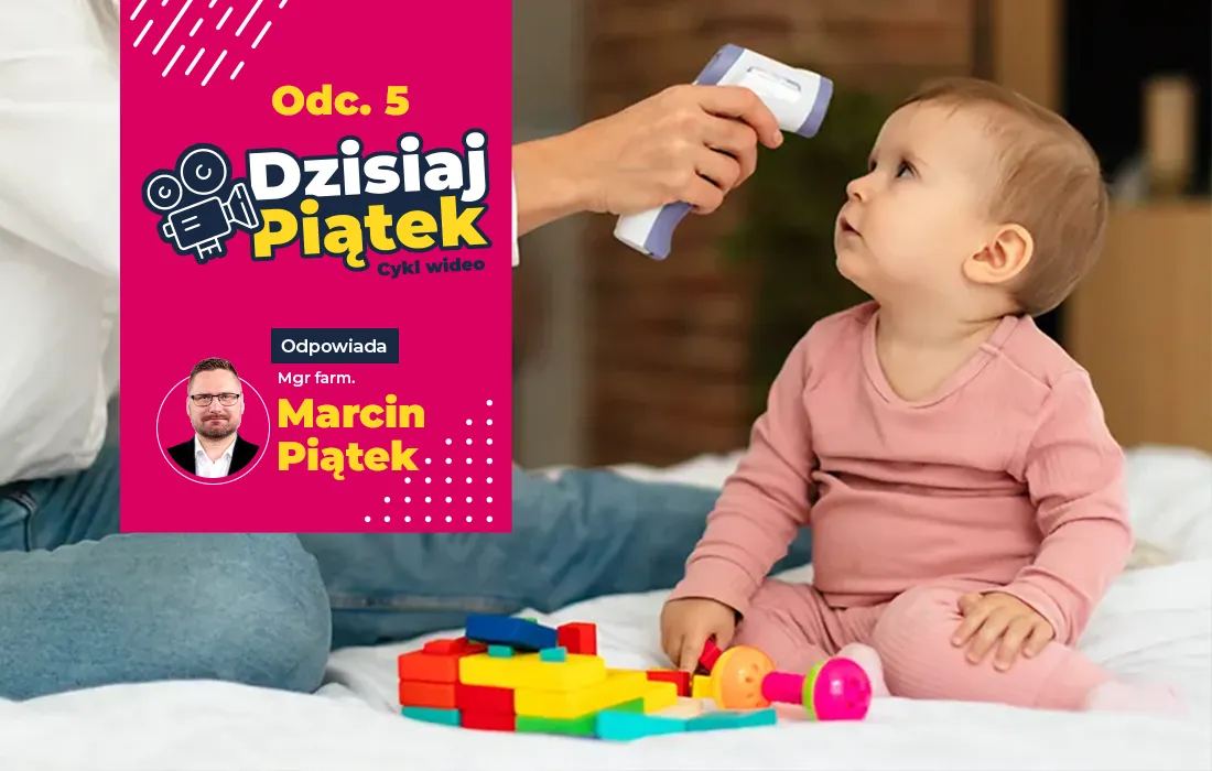 Dorosły sprawdza temperaturę dziecka termometrem czołowym. Dziecko siedzi na podłodze obok kolorowych zabawek. Na panelu widać zdjęcie mężczyzny i tekst po polsku o serii filmów.