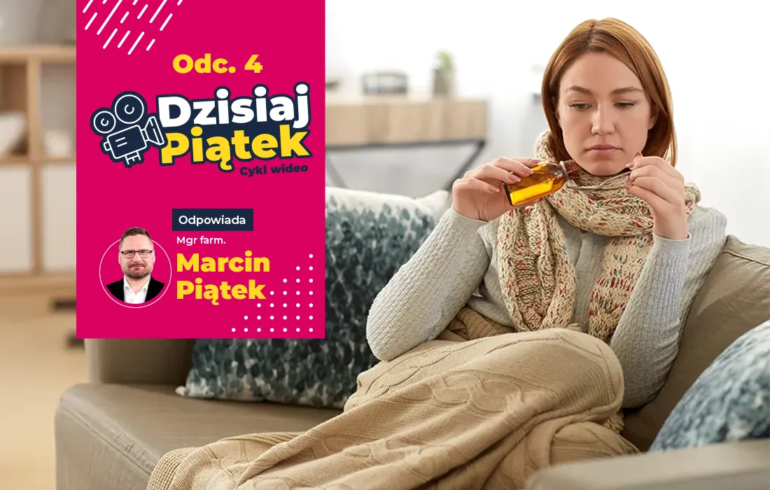Kobieta siedzi na kanapie przykrytej kocem, ma na sobie szalik i patrzy na butelkę z lekarstwem. Po lewej plakat z serii wideo Dzisiaj Piątek i Marcin Piątek.