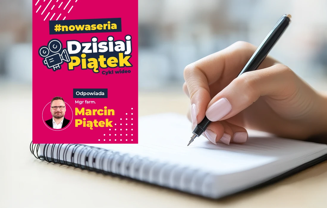 Osoba pisze w spiralnym notesie długopisem. Po lewej stronie grafika z napisem #nowaseria Dzisiaj Piątek Cykl wideo ze zdjęciem Marcina Piątka i tekstem go przedstawiającym.