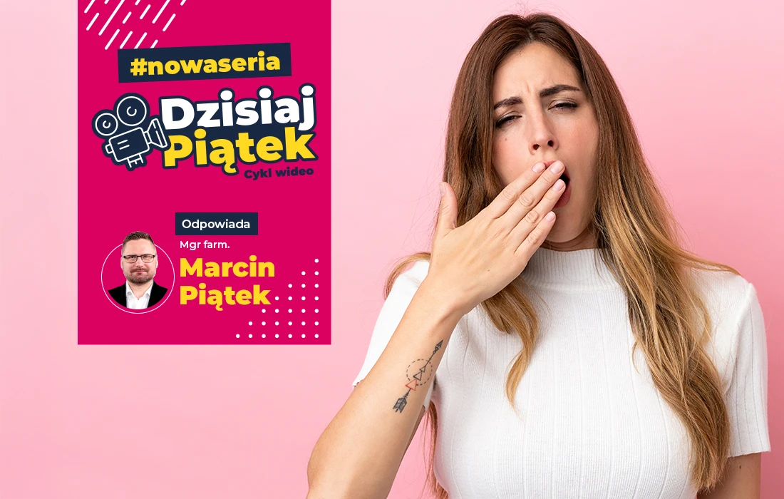 Młoda kobieta w białej koszuli ziewa, zasłaniając usta. Obok niej znajduje się kolorowy plakat z polskim tekstem o serialu wideo z udziałem Marcina Piątka.