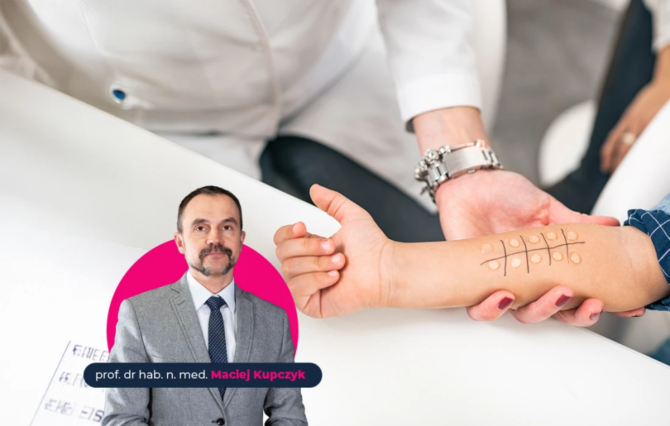 Lekarz bada ramię dziecka z siatką testu alergicznego. Wstawka przedstawia mężczyznę w garniturze z napisem: prof. dr hab. n. med. Maciej Kupczyk.