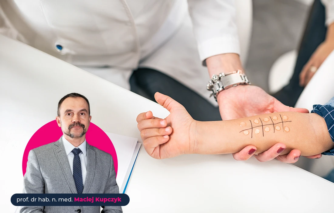 Lekarz wykonuje test skórny na alergię na przedramieniu dziecka. Wstawka przedstawia mężczyznę w garniturze z napisem: prof. dr hab. n. med. Maciej Kupczyk.