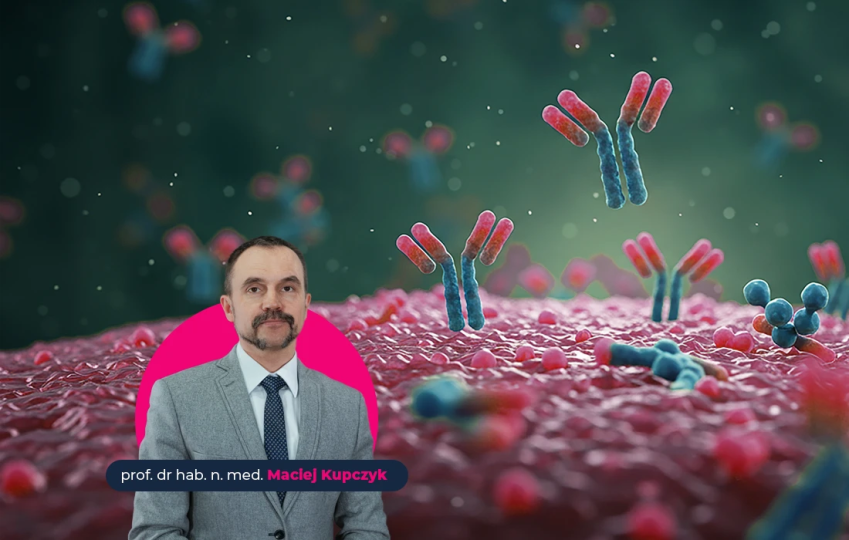 Mężczyzna w garniturze stoi przed grafiką przedstawiającą przeciwciała i komórki. Tekst brzmi: prof. dr hab. n. med. Maciej Kupczyk.