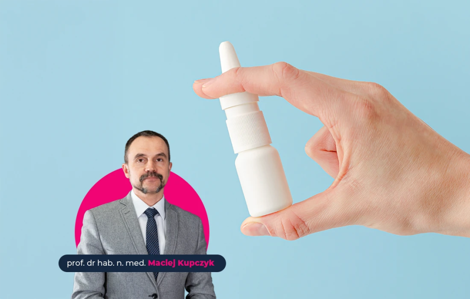 Ręka trzyma małą białą buteleczkę z aerozolem do nosa; poniżej mężczyzna w garniturze z napisem identyfikującym go jako prof. dr hab. n. med. Maciej Kupczyk. Tło jest jasnoniebieskie.