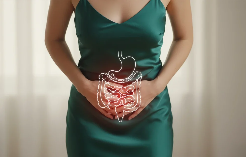 Kobieta w zielonej sukience trzyma się za podbrzusze, z ilustrowaną nakładką układu trawiennego podkreślającą jelita.