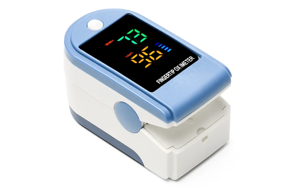 Niebiesko-biały pulsoksymetr na palec, wyświetlający na cyfrowym ekranie nasycenie tlenem na poziomie 98% i częstość tętna 78.