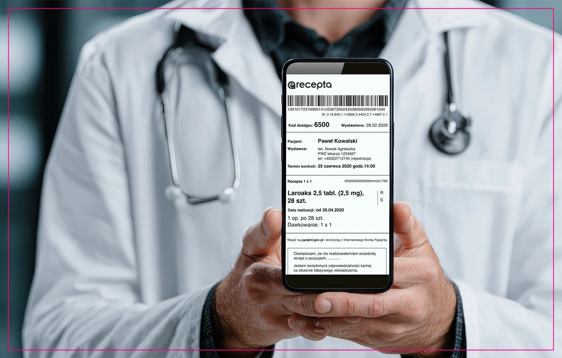 Lekarz w białym fartuchu trzyma smartfon wyświetlający elektroniczną receptę ze szczegółami medycznymi widocznymi na ekranie.