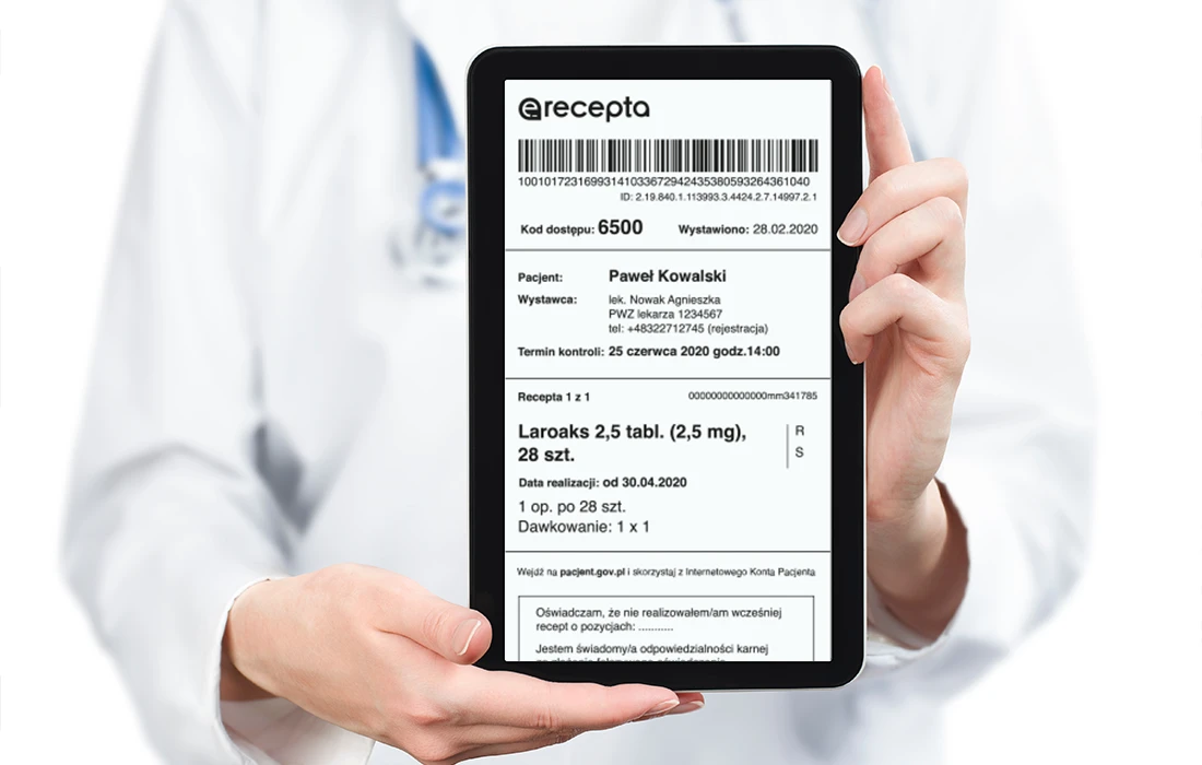 Lekarz w białym fartuchu trzyma tablet wyświetlający polską receptę elektroniczną z danymi pacjenta i leku.