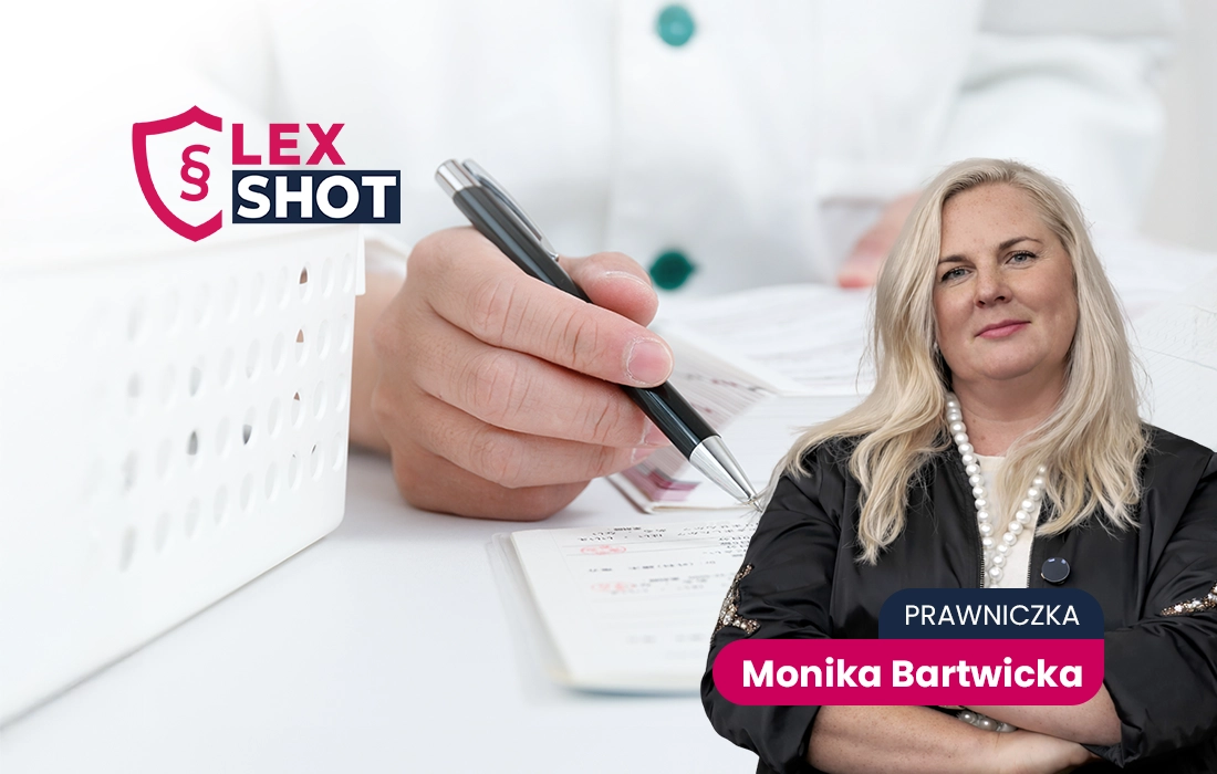 Kobieta zidentyfikowana jako Monika Bartwicka stoi przed tłem przedstawiającym rękę piszącą na dokumencie, z logo Lex Shot widocznym po lewej stronie.