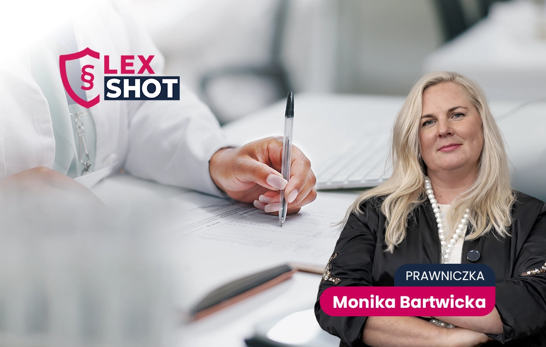 Pewna siebie kobieta o blond włosach stoi przed rozmytym tłem biura prawnego. Tekst brzmi: LEX SHOT i PRAWNICZKA Monika Bartwicka.