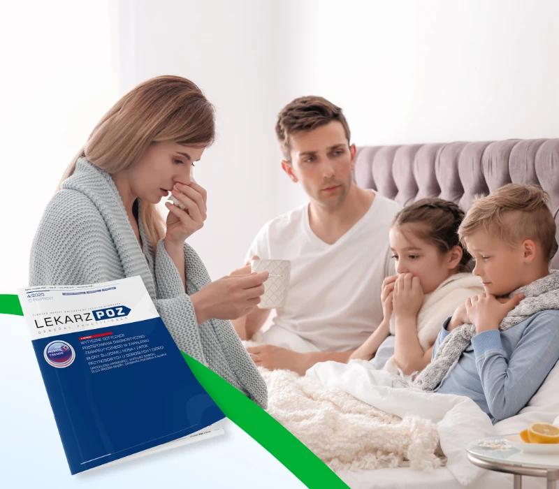 Zmartwiona kobieta trzyma kubek i zakrywa nos, siedząc w łóżku z mężczyzną i dwójką dzieci, którzy źle wyglądają. W rogu widać nałożone opakowanie leku.