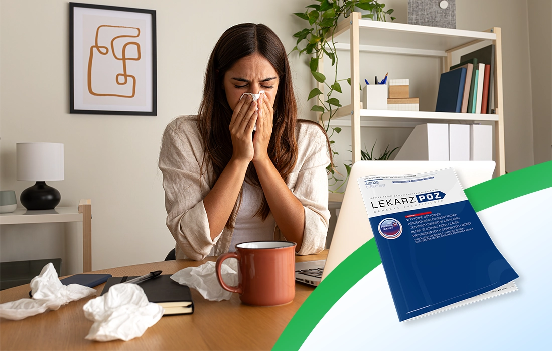 Kobieta siedzi przy biurku i wydmuchuje nos chusteczkami. Na biurku leżą książki, kubek i zużyte chusteczki. Na pierwszym planie magazyn zatytułowany LEKARZ POZ.